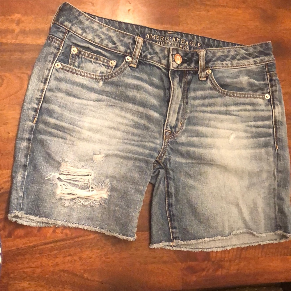 American eagle size 6  loose fit jean shorts